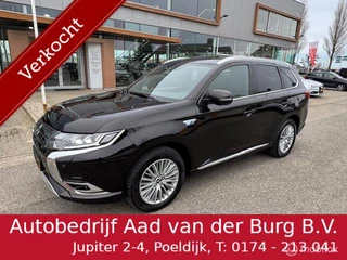 Outlander 2.4 PHEV Instyle , 1.500kg Trek vermogen, Trekhaak , Luxe uitvoering , Opendak , Leder + Stoel & Stuur verwarming , Navigatie , Camera , Parkeerhulp voor & achter, All weather banden
