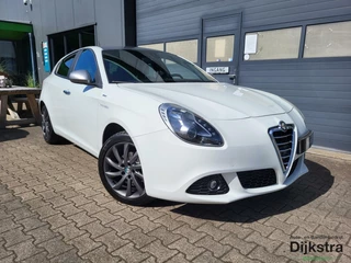 Hoofdafbeelding Alfa Romeo Giulietta Alfa Romeo Giulietta 1.4 T Veloce met grijze  accenten/ gereg. Airco/ PDC/ Cruise Control.