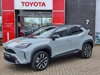 Hoofdafbeelding Toyota Yaris Cross Toyota Yaris Cross 1.5 HYBRID 130 EXECUTIVE PREMIUM PACK NIEUW UIT VOORRAAD LEVERBAAR STOELVERWARMING PDC VOOR EN ACHTER