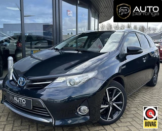Toyota Auris Touring Sports 1.8 Hybrid Executive | BOMVOL | PANO | Volledige Onderhoudshistorie | 2e Eigenaar | Nette Staat | NL AUTO | Achteruitrijcamera | Trekhaak | Stoelverwarming | Keyless Entry | Climate Control | Parkeersensoren | 3 Sleutels |