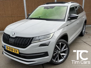 Skoda Kodiaq 1.5 TSI Sportline 7-persoons Automaat | Panoramadak | Steel Grey | 20 inch lichtmetalen velgen | LED verlichting | Stoelverwarming | Trekhaak uitklapbaar | Achteruitrijcamera | Parkeersensoren voor en achter