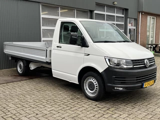 Hoofdafbeelding Volkswagen Transporter Volkswagen Transporter 2.0 TDI L2H1 150pk Pick-up Euro 6 Airco Cruise Trekhaak 2500kg Navigatie Apple carplay Open laadbak 1e eigenaar Dealer onderhouden p-up Bakwagen Lengte 2 wielbasis 340 cm Lang