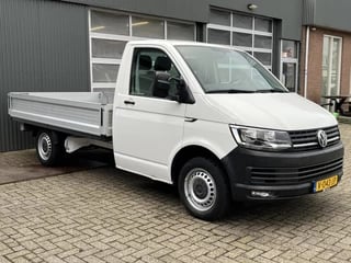 Volkswagen Transporter 2.0 TDI L2H1 150pk Pick-up Euro 6 Airco Cruise Trekhaak 2500kg Navigatie Apple carplay Open laadbak 1e eigenaar Dealer onderhouden p-up Bakwagen Lengte 2 wielbasis 340 cm Lang