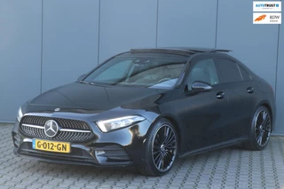 Hoofdafbeelding Mercedes-Benz A-Klasse Mercedes-Benz A-klasse 180 AMG | PANO | Sfeerverlichting | Camera | Nette auto!