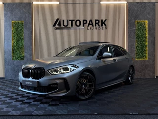 BMW 1-serie 118i High Executive M-SPORT|PANO|HARMAN KARDON|KEYLESS|FABRIEKSGARANTIE|CARPLAY|CAMERA|AMBIENT|DEALER ONDERHOUDEN|VOL!