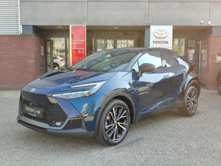 Toyota C-HR PHEV 220 PREMIERE EDITION NIEUW DIRECT RIJDEN STOEL/STUURVERW PANODAK KEYLESS HEAD-UP LED KEYLESS BLIND SPOT LED EL-ACHTERKLEP LEER