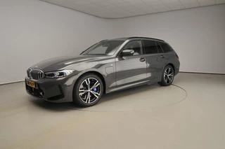 BMW 3 Serie Touring 330e | M-Sportpakket | LED | HUD | Schuifdak | Active Cruise | Trekhaak | DAB | Hifi speakers | Alu 18 inch