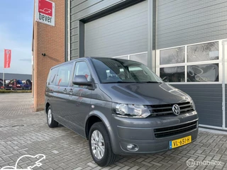 Volkswagen Transporter 2.0 TDI L1H1 rolstoelbus zelfrijden achter het stuur.