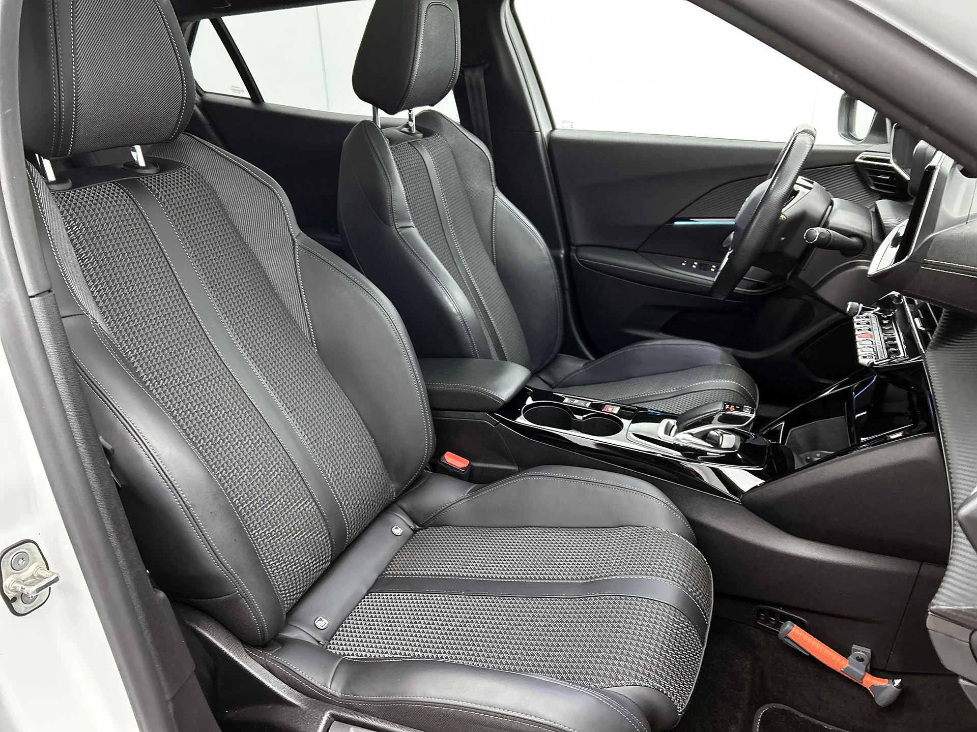 Hoofdafbeelding Peugeot e-2008