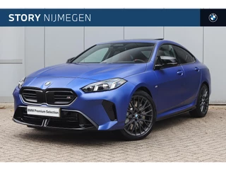 Hoofdafbeelding BMW 2 Serie BMW 2 Serie Gran Coupé M235 xDrive High Executive M Sport Automaat / Panoramadak / M Sportstoelen / M Adaptief onderstel / Adaptieve LED / Head-Up / Stoelverwarming / Harman Kardon