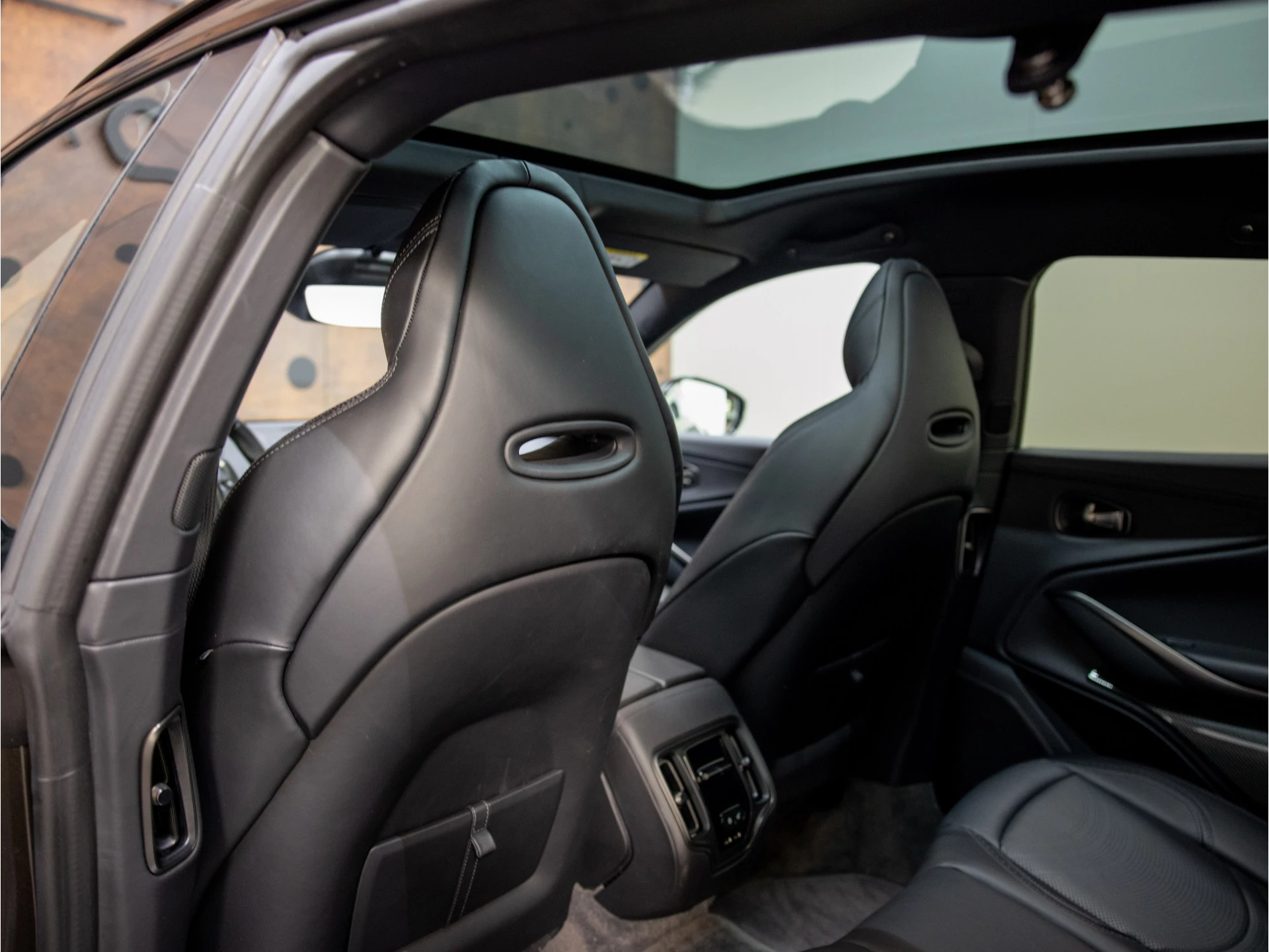 Hoofdafbeelding Aston Martin DBX
