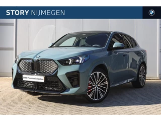 BMW iX2 eDrive20 High Executive M Sport Automaat / Panoramadak / Sportstoelen / M Adaptief onderstel / Head-Up / Parking Assistant Plus / Stuurverwarming / Comfort Access