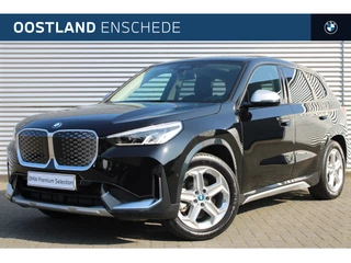 Hoofdafbeelding BMW iX1 BMW iX1 xDrive30 High Executive xLine / Panoramadak / Sportstoelen / Stoelverwarming / Parking Assistant / Adaptief M Onderstel / Verwarmd stuurwiel