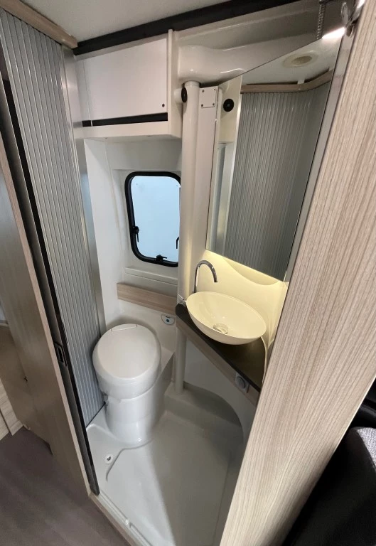 Hoofdafbeelding Adria Twin 640 Slb Plus Enkele Bedden 2x Airco