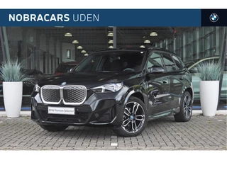 BMW iX1 eDrive20 M Sport / Achteruitrijcamera / Sportstoelen / Comfort Access / M Adaptief onderstel / Adaptieve LED / Stoelverwarming