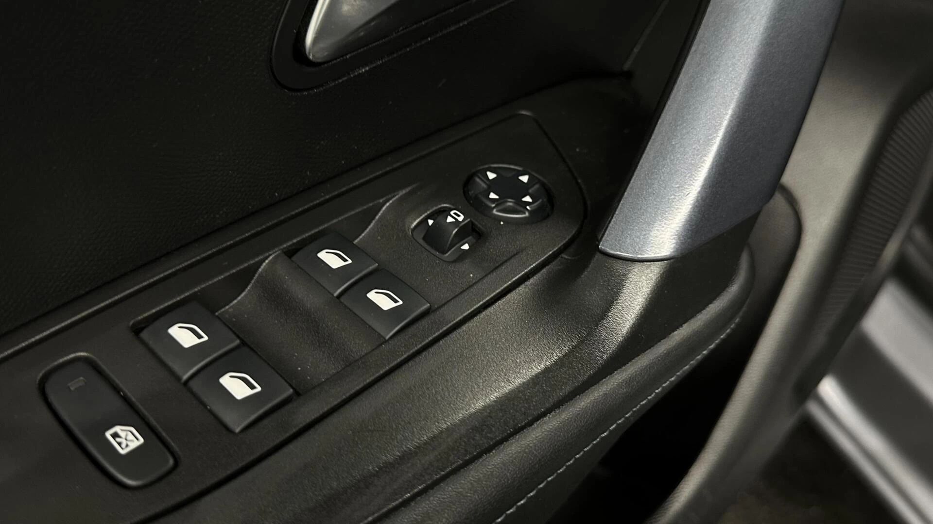 Hoofdafbeelding Peugeot e-2008