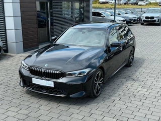 Hoofdafbeelding BMW 3 Serie BMW 3 Serie Touring 320d xDrive M-SPORT ** LED, NAVI+, LEDER, PANORAMA, H&K, HuD, TREKH, 19-inch LMV ** 1e EIG - UNFALLFREI ** ** INFORMEER OOK NAAR ONZE AANTREKKELIJKE FINANCIAL-LEASE TARIEVEN **