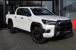 Hoofdafbeelding Toyota Hilux Toyota Hilux 2.8 D-4D DUBBEL CABINE INVINCIBLE A/T BE TREKKER 5 SITZ VAN