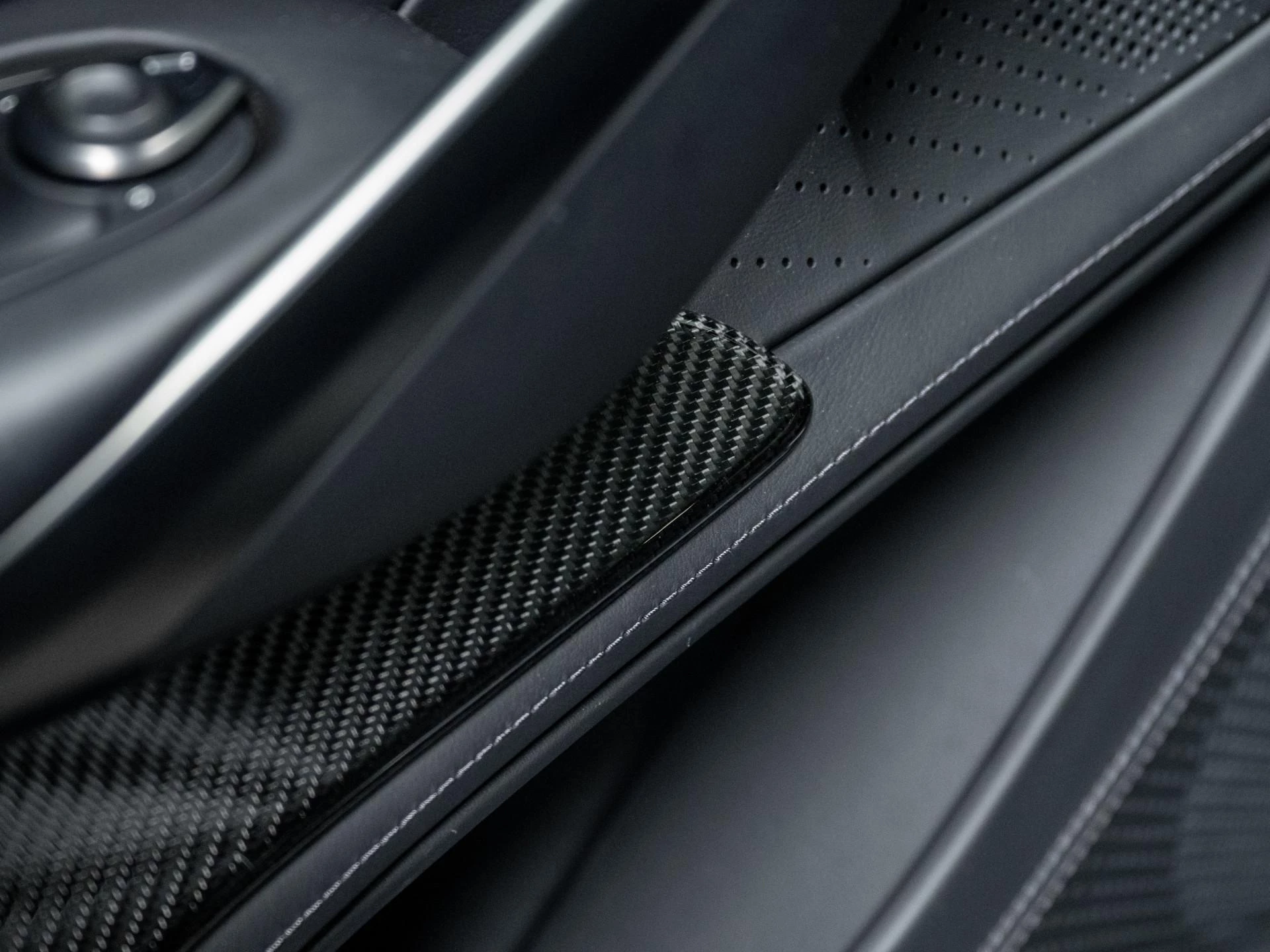 Hoofdafbeelding Aston Martin DBX