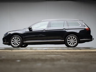 Volkswagen Passat Variant 1.4 TSI GTE Highline Sport (SCHUIFDAK,APPLE CARPLAY,LED,CAMERA,STOELVERWARMING,CLIMATE,CRUISE,LM VELGEN