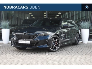 Hoofdafbeelding BMW 5 Serie BMW 5 Serie Touring 530e M Sport Automaat / Panoramadak / Trekhaak / Bowers & Wilkins / Adaptief onderstel professional / Parking Assistant Professional / Stoelventilatie