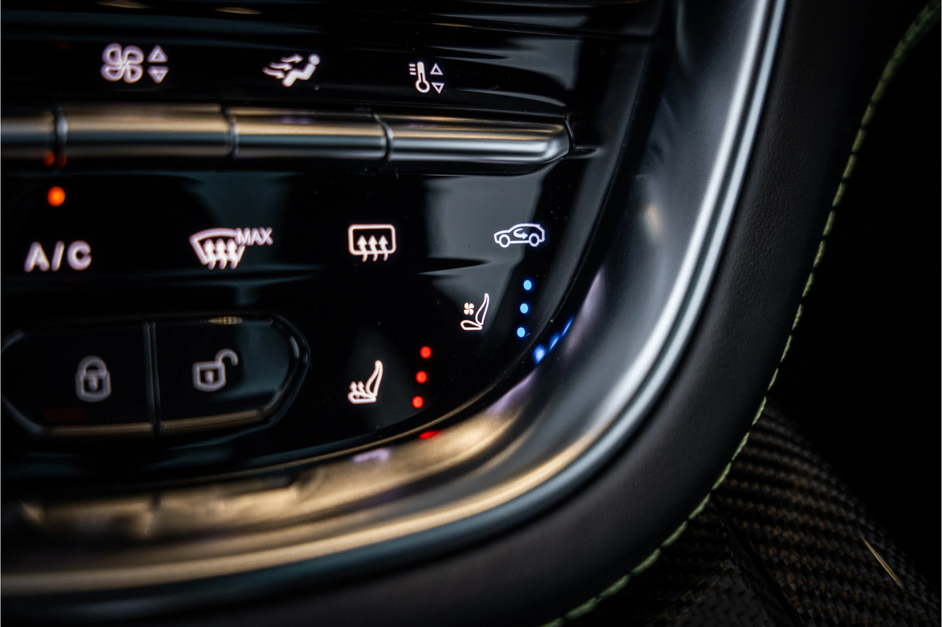Hoofdafbeelding Aston Martin DBX