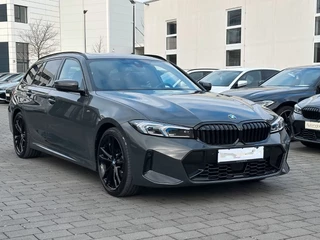 Hoofdafbeelding BMW 3 Serie BMW 3 Serie Touring 320d xDrive M-SPORT ** LED, NAVI+, PANORAMA, HuD, TREKH, 19-inch LMV, DRAVIT GRAU ** 1e EIG - UNFALLFREI ** ** INFORMEER OOK NAAR ONZE AANTREKKELIJKE FINANCIAL-LEASE TARIEVEN **