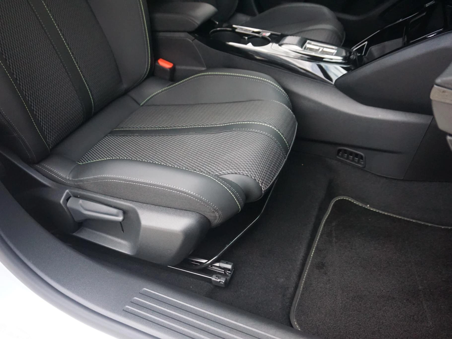 Hoofdafbeelding Peugeot e-2008