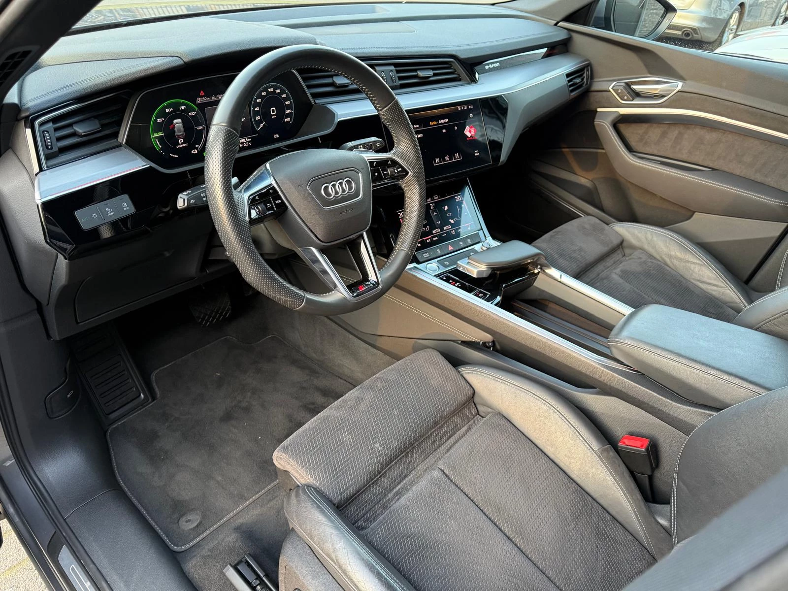 Hoofdafbeelding Audi e-tron