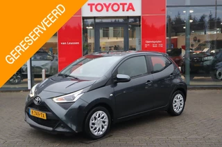 Toyota Aygo X-PLAY 5-DEURS AFN-TREKHAAK AIRCO CARPLAY CAMERA AUDIO-STUURWIELBED. LEDER-STUUR NL-AUTO