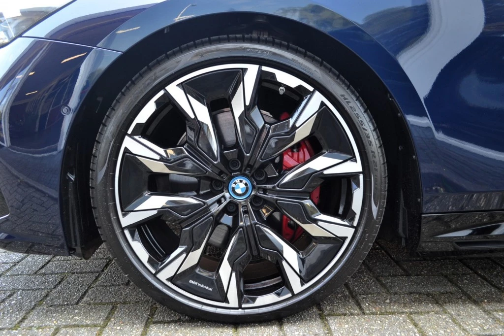 Hoofdafbeelding BMW i5