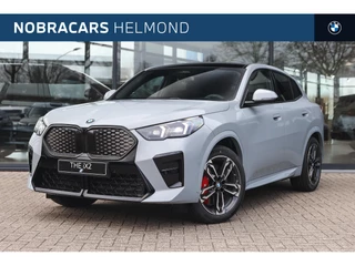 Hoofdafbeelding BMW iX2 BMW iX2 eDrive20 High Executive M Sport / Panoramadak / Trekhaak / Sportstoelen / M Adaptief onderstel / Comfort Access / Head-Up / Adaptieve LED / Parking Assistant Plus