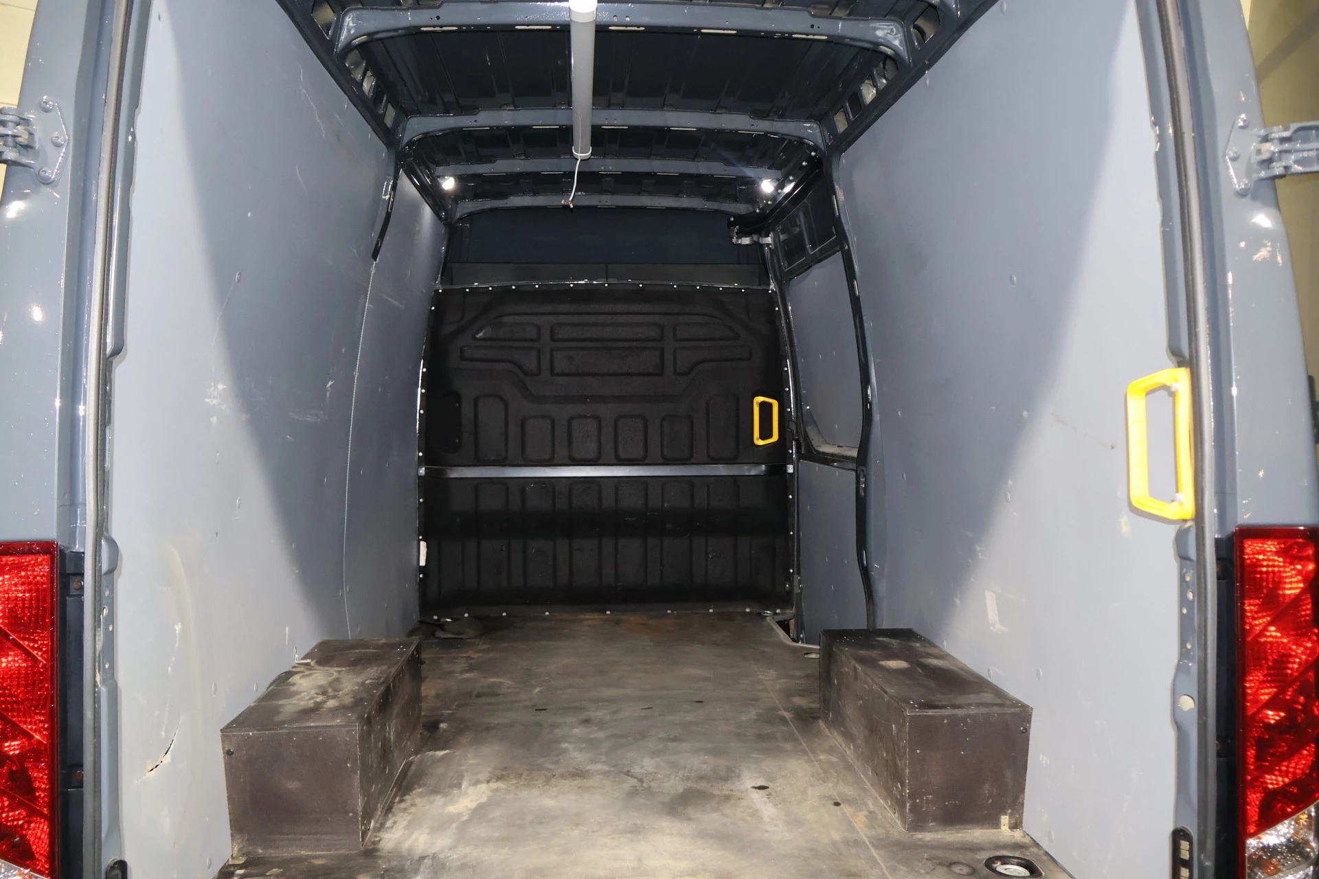 Hoofdafbeelding Iveco 35S18 L2 H2 Automaat Airco Navigatie 3.5T Trekhaak