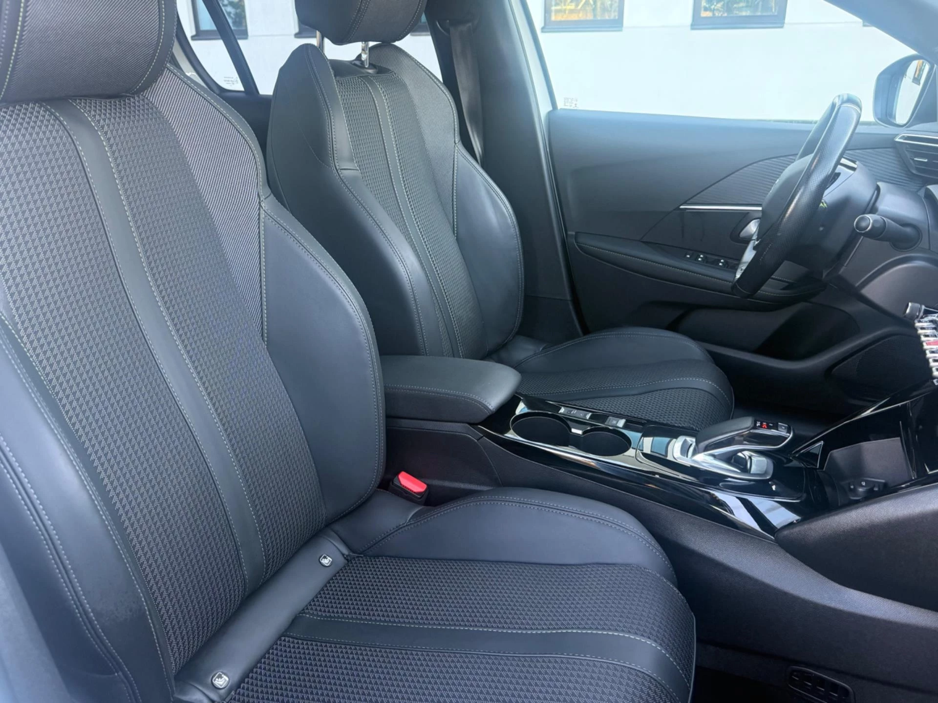 Hoofdafbeelding Peugeot e-208