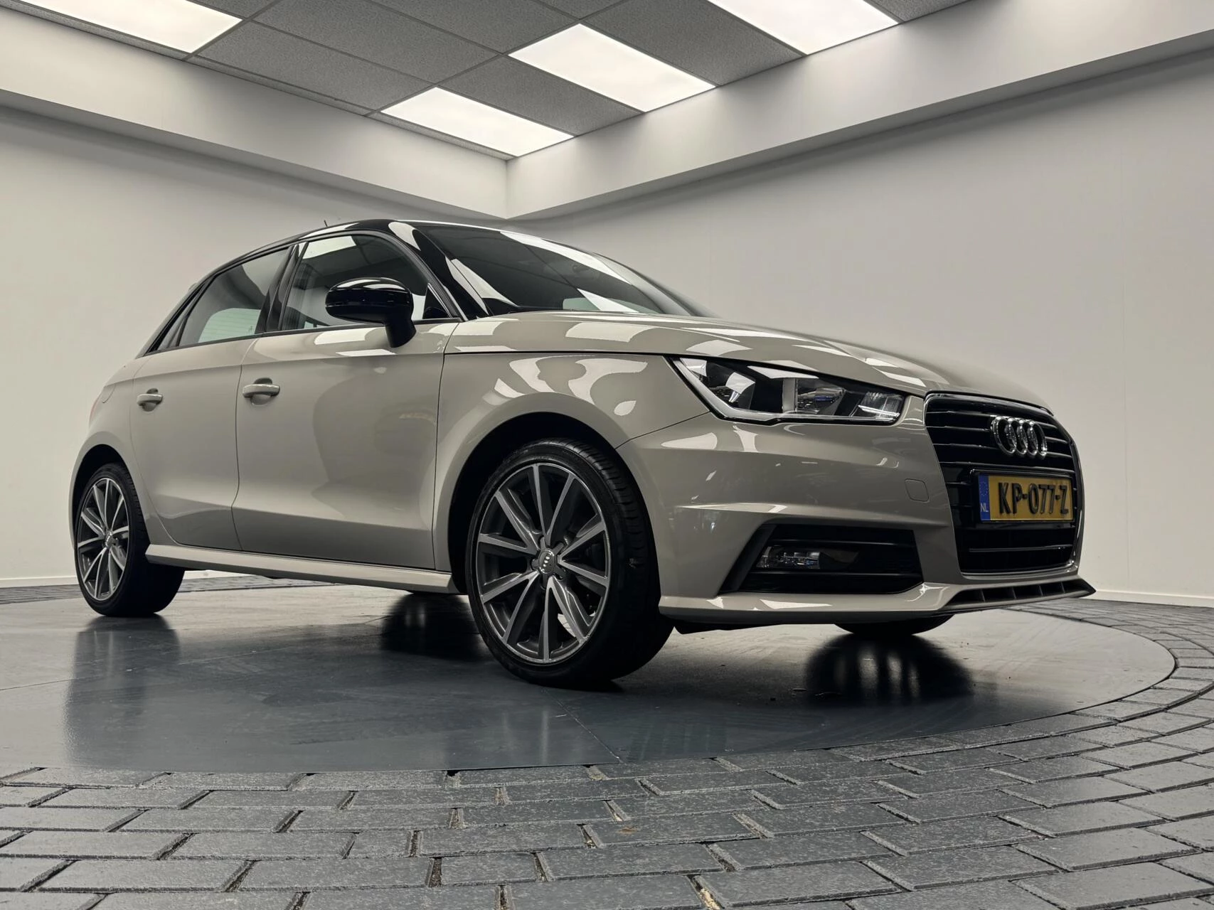 Hoofdafbeelding Audi 1.0 TFSi S-Line Airco-Navigatie-Cr.contr-Lm17''velgen