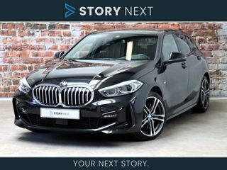 BMW 1 Serie 120i High Executive M Sport Pakket Automaat / Live Cockpit Professional / Achteruitrijcamera / DAB / Lichtpakket / Stoelverwarming / 18 Inch / Leder / Hifi / Adaptieve LED-koplamp / M Sportremsysteem / Bluetooth / Parkeerhulpsysteem / Chrome Line