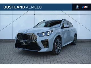 Hoofdafbeelding BMW iX2 BMW iX2 eDrive20 High Executive M Sport / Sportstoelen / Adaptieve LED / M Adaptief onderstel / Comfort Access / Parking Assistant Plus / Head-Up / Stuurverwarming