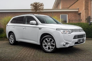 Mitsubishi Outlander 2.0 PHEV Instyle Leder Stoelverwarming Trekhaak Navi Camera 18''