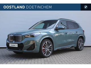 BMW iX1 eDrive20 M Sport / Trekhaak / Sportstoelen / Adaptieve LED / Achteruitrijcamera / M Adaptief onderstel / Stuurverwarming / Comfort Access