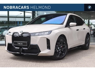 BMW iX xDrive45 M Sport / Panoramadak Sky Lounge / Trekhaak / M Multifunctionele Stoelen / Parking Assistant Professional / Adaptieve LED / Active Steering