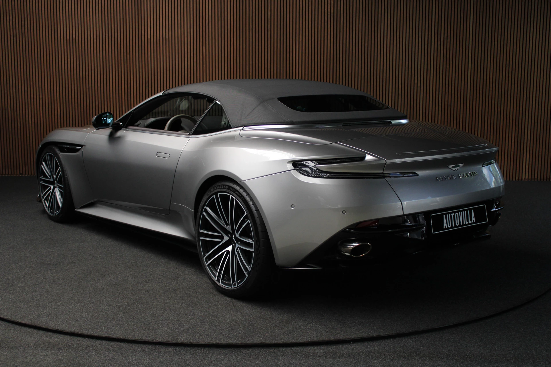 Hoofdafbeelding Aston Martin V8 Volante