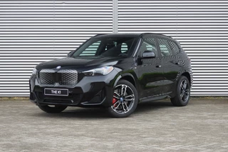 BMW iX1 xDrive30 M Sport / Panoramadak / Sportstoelen / Achteruitrijcamera / M Adaptief onderstel / Comfort Access / Adaptieve LED / Parking Assistant