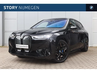 Hoofdafbeelding BMW iX BMW iX xDrive40 High Executive / Sportpakket / Panoramadak Sky Lounge / Trekhaak / Laserlight / Soft-Close / Multifunctionele Stoelen / Active Steering