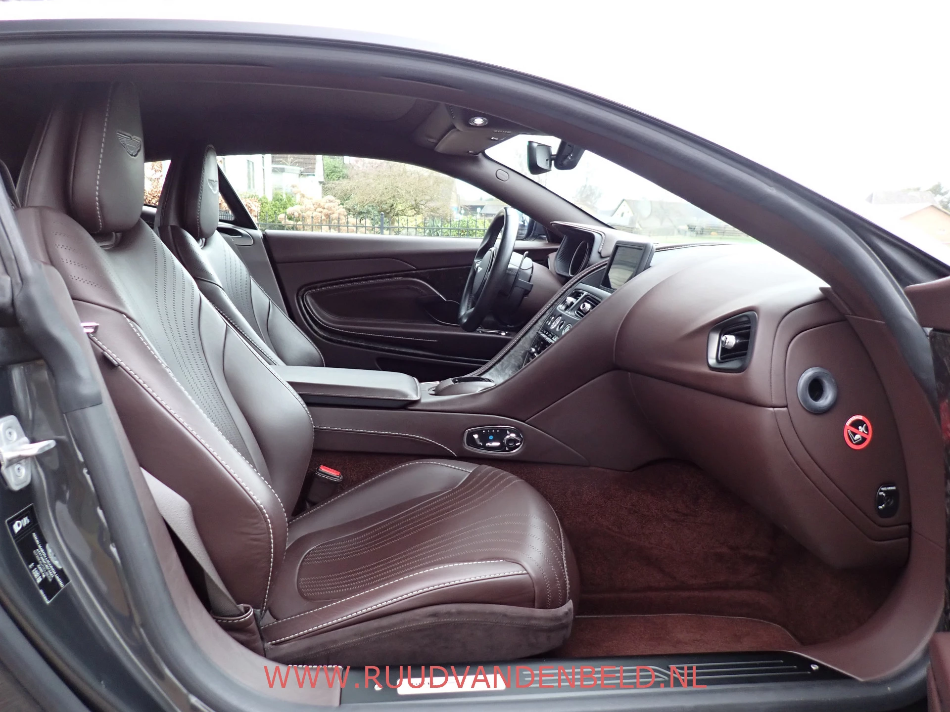 Hoofdafbeelding Aston Martin DB11