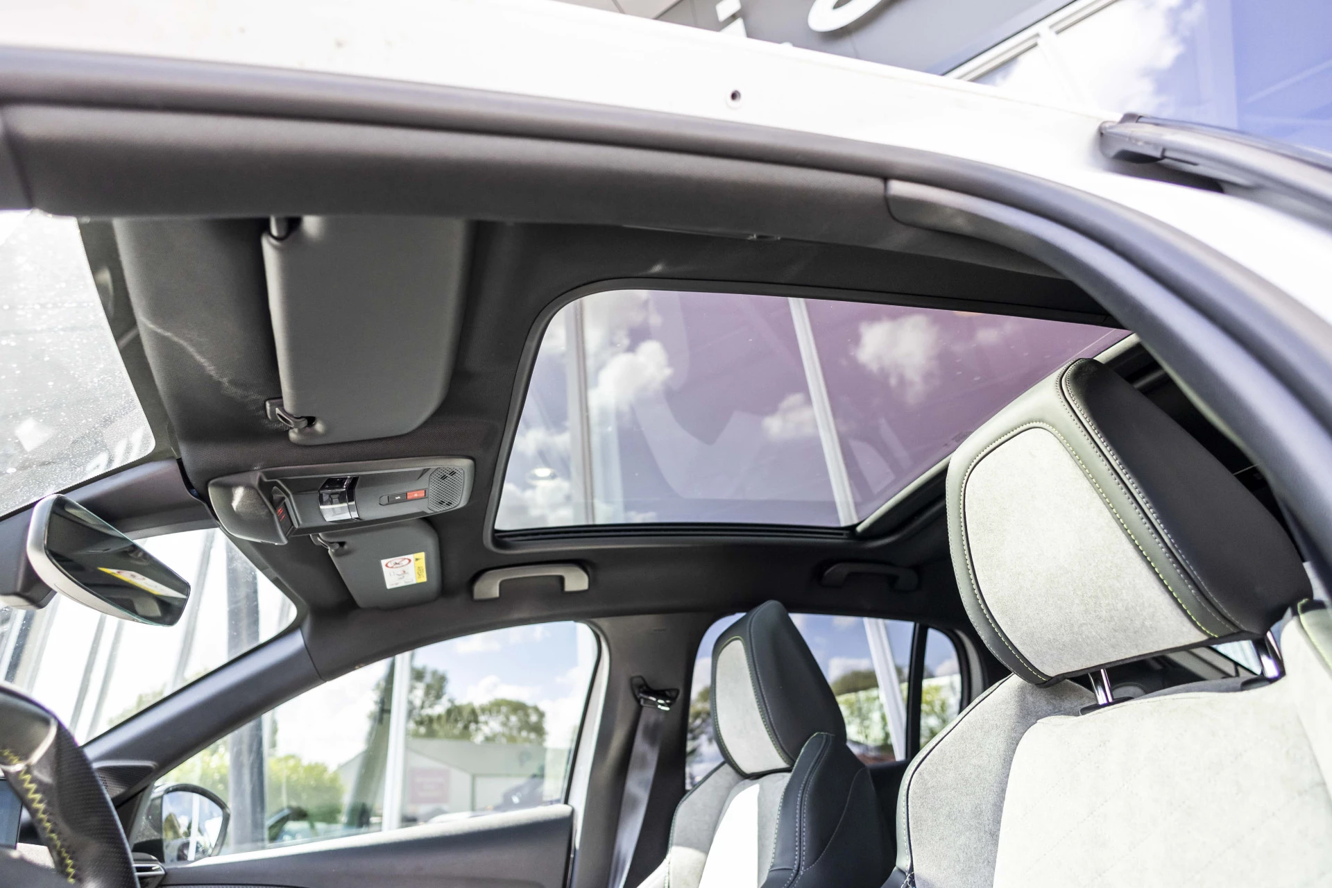 Hoofdafbeelding Peugeot e-208