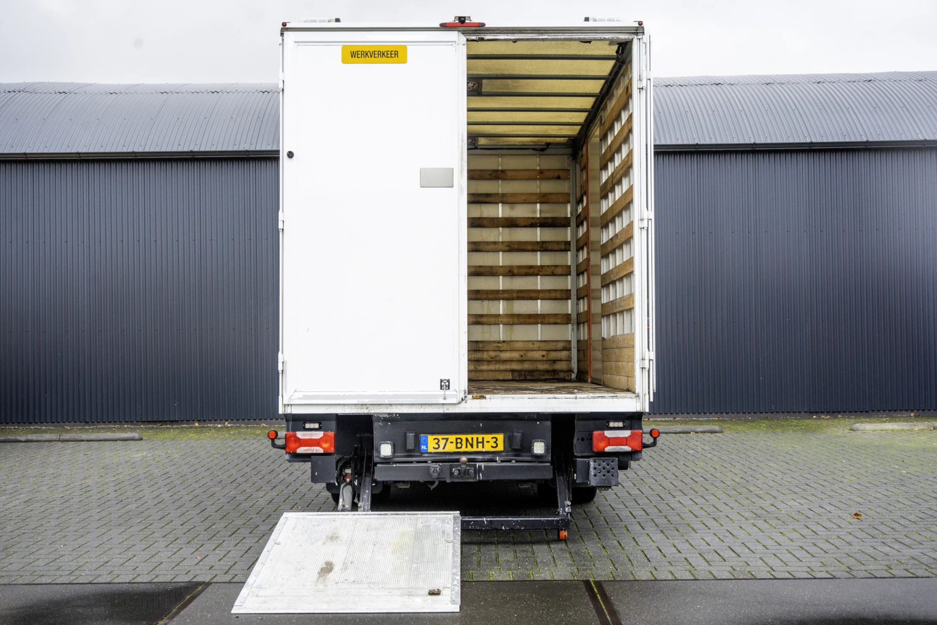 Hoofdafbeelding Iveco 50C18 3.0L | Bakwagen met laadklep | Climatic | Cruise | 180PK | 3.5T Trekgewicht | 2520KG Laadvermogen