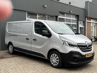 Renault Trafic 2.0 dCi 120pk L2H1 Airco Cruise control Trekhaak 2000kg trekgewicht Parkeersensoren achter 3-Persoons Bluetooth telefoonverbinding 1e eigenaar Euro 6