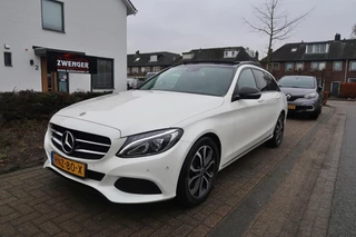 Hoofdafbeelding Mercedes-Benz C-Klasse Mercedes C-klasse Estate 300 Aut NIGHT-PAKKET|PANORAMADAK|TREKHAAK|CAMERA|DODEHOEK|BURMESTER|LED|GOED ONDERHOUDEN
