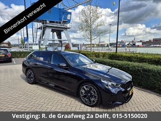 BMW 5-serie Touring 530e M-Pakket | Harman Kardon | Elektrisch wegklapbare trekhaak | Leder | december 25 | Ned. Auto