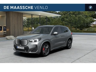 BMW iX1 eDrive20 High Executive M Sport Automaat / Panoramadak / Trekhaak / Sportstoelen / M Adaptief onderstel / Comfort Access / Adaptieve LED / Head-Up / Harman-Kardon